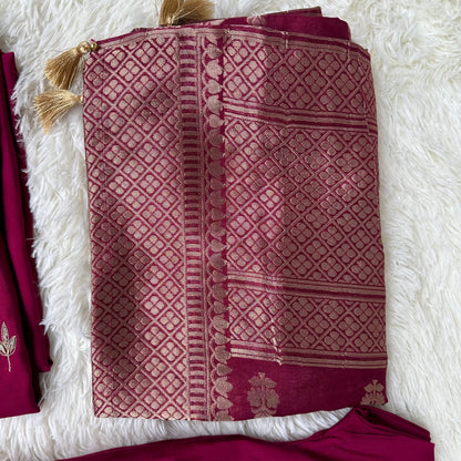 Beetroot pink Dola Silk kurta set, V-neck embroidery – Elegance redefined